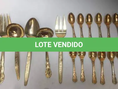 LOTE 117 - FAQUEIRO DOURADO PEÇAS: 6 TALHARES DE SERVIÇO, 12 COLHERES DE CHÁ, 5 COLHERES DE SOBREMESA, 2 GARFOS DE SOBREMESA, 9 GARFOS DE MESA, 5 COLHERES DE SOPA E 5 FACAS DE MESA.  44 PEÇAS (NO ESTADO)