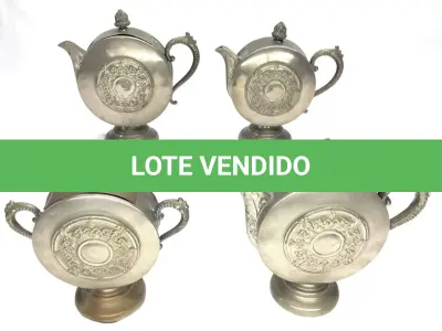 LOTE 175 - RARO JOGO DE CHÁ E CAFÉ EM METAL, REDONDO, COM DECORAÇÃO EM ALTO RELEVO, SENDO DOIS BOWLS (23 X 23 E 21 X 23 CM), LEITEIRA (18,5 X 20 CM) E AÇUCAREIRO (17,5 X 17 CM - MOSSA). (NO ESTADO)