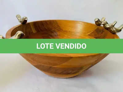LOTE 126 - CENTRO DE MESA EM MADEIRA  COM PÁSSAROS EM METAL. MED. 12X30 CM. (NO ESTADO)