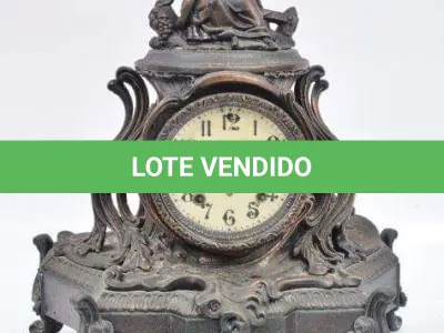 LOTE 158 - RARO RELÓGIO DE MESA EM BRONZE. VIDRO DE CRISTAL TRANSPARENTE, À CORDA. ALTURA 40 CM, COMPRIMENTO 37 CM LARGURA 19 CM. (NO ESTADO)