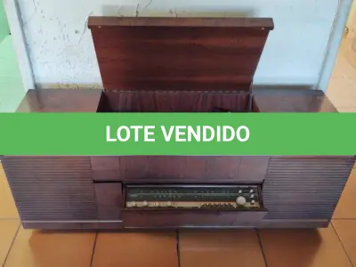 LOTE 323 - ANTIGA PHILIPS DOS ANOS 60- EM MADEIRA NOBRE AGENDADA, SEGUNDO A DONA FUNCIONANDO ATÉ 2 ANOS ATRÁS DEPOIS FOI GUARDADO EDTA LIGANDO (NO ESTADO)