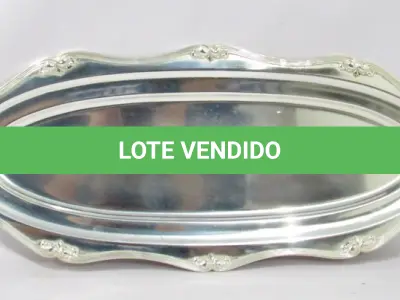 LOTE 217 - TRAVESSA EM METAL ESPESSURADO A PRATA, 64CM X 26CM (NO ESTADO)