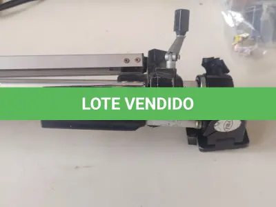 LOTE 418 - LOTE COM CÂMARAS E FILMADORA E UM TRIPÉS MÁQUINA DE BARBEAR ANTIGA  (NO ESTADO)
