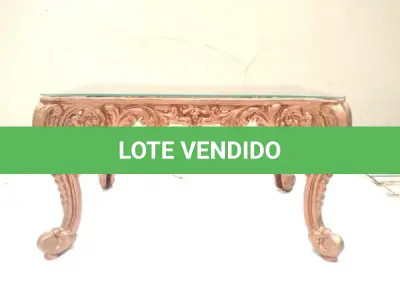 LOTE 193 - MESA DE CENTRO FRANCÊS, EM FERRO FUNDIDO BANHADO A COBRE, TAMPO DE VIDRO. 40X73X49 (NO ESTADO)