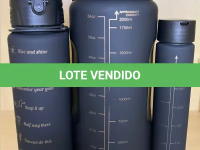 LOTE 043 - 01 KIT COM 3 GARRAFAS DE DIVERSOS TAMANHOS NA COR PRETA COM DOURADO(NO ESTADO)
