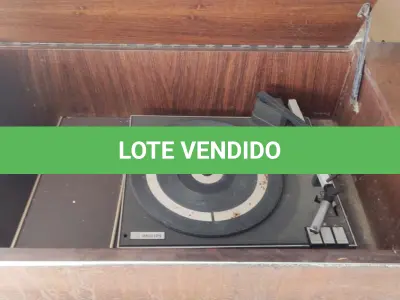 LOTE 323 - ANTIGA PHILIPS DOS ANOS 60- EM MADEIRA NOBRE AGENDADA, SEGUNDO A DONA FUNCIONANDO ATÉ 2 ANOS ATRÁS DEPOIS FOI GUARDADO EDTA LIGANDO (NO ESTADO)
