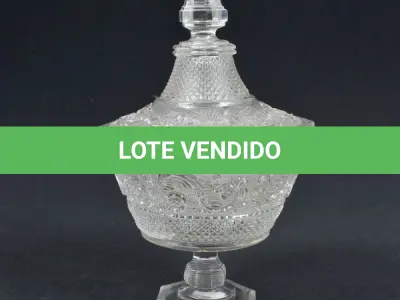 LOTE 197 - COMPOTEIRA  CRISTAL ALTURA 25,5 CM E DIÂMETRO 16 CM. OBS: PEQUENO BICADO NA BORDA (NO ESTADO)