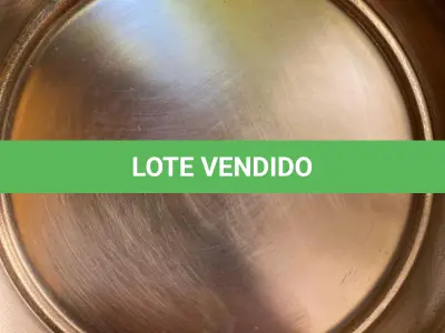 LOTE 338 - JOGO EM  METAL ESPESSURADO A PRATA COM 1 BANDEJA 1 QUEIJEIRA, 1 CATA MIGALHAS, 2 AÇUCAREIROS.(NO ESTADO)