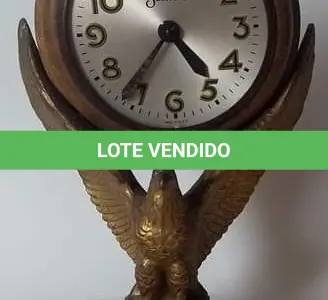 LOTE 181 - LINDO RELÓGIO AMERICANO,  SESSIONS ÁGUIA EM BRONZE,  BASE DE MADEIRA. ALTURA DE 26,5 CM. (NO ESTADO)