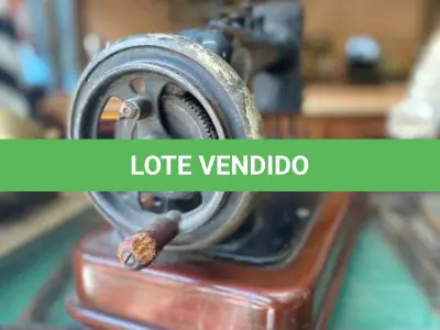 LOTE 322 - ANTIGA MÁQUINA BASE EM MADEIRA (NO ESTADO)