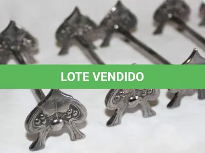 LOTE 184 - 6 DESCANSOS PARA TALHERES PRODUZIDOS EM METAL ESPESSURADO A PRATA, (NO ESTADO)