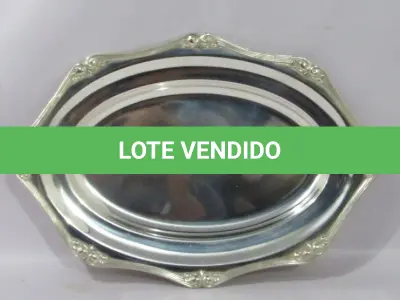 LOTE 226 - TRAVESSA EM METAL ESPESSURADO A PRATA, 47CM DE COMPRIMENTO, 35CM DE LARGURA (NO ESTADO)