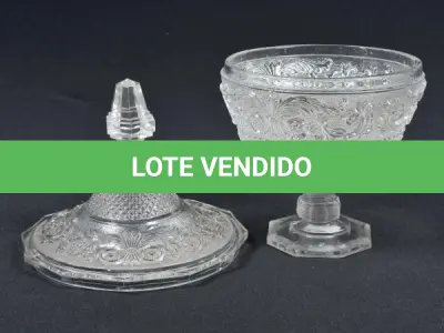 LOTE 197 - COMPOTEIRA  CRISTAL ALTURA 25,5 CM E DIÂMETRO 16 CM. OBS: PEQUENO BICADO NA BORDA (NO ESTADO)