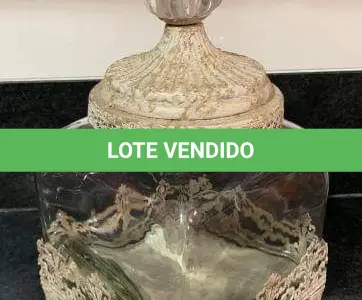 LOTE 259 - LINDA BOMBONIERE  VIDRO COM GUARNIÇÕES EM METAL E MADEIRA COM PATINA PROVENCE. 35CM DE ALTURA.(NO ESTADO)