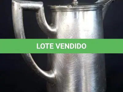 LOTE 268 - ORIGINAL WELLNER - SUNTUOSA JARRA EM PESADA PRATA 90 ALEMÃ. PEÇA PROVENIENTE DE HOTELARIA. A PEÇA SERÁ ENTREGUE SEM LIMPEZA (ESTADO VIDE FOTO ADICIONAL). MARCAS DO TEMPO. VENDIDA NO ESTADO. MED.: 22 X 23 CM. (NO ESTADO)