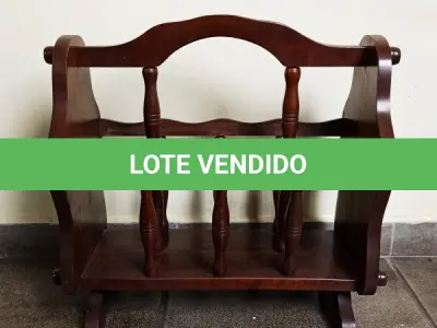LOTE 224 - REVISTEIRO EM MADEIRA MACIÇA, 48X41X24CM (NO ESTADO)