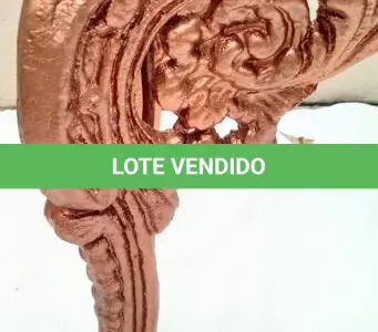LOTE 193 - MESA DE CENTRO FRANCÊS, EM FERRO FUNDIDO BANHADO A COBRE, TAMPO DE VIDRO. 40X73X49 (NO ESTADO)
