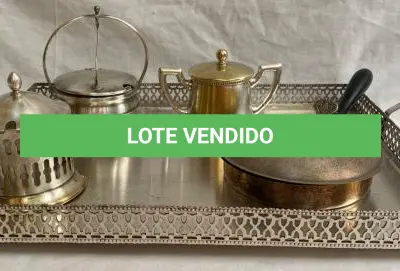 LOTE 338 - JOGO EM  METAL ESPESSURADO A PRATA COM 1 BANDEJA 1 QUEIJEIRA, 1 CATA MIGALHAS, 2 AÇUCAREIROS.(NO ESTADO)