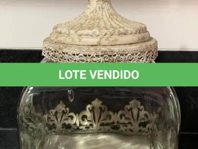 LOTE 259 - LINDA BOMBONIERE  VIDRO COM GUARNIÇÕES EM METAL E MADEIRA COM PATINA PROVENCE. 35CM DE ALTURA.(NO ESTADO)