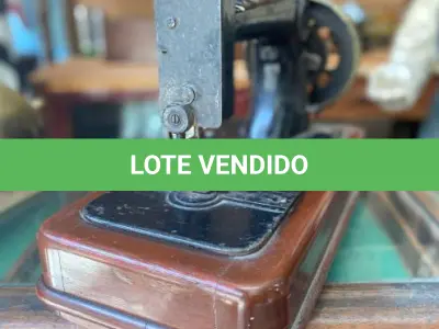 LOTE 322 - ANTIGA MÁQUINA BASE EM MADEIRA (NO ESTADO)