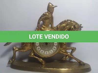 LOTE 191 - ANTIGO RELÓGIO À CORDA EM BRONZE FUNCIONANDO ATE O MOMENTO . 22CM X 16CM (NO ESTADO)