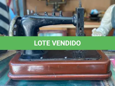 LOTE 322 - ANTIGA MÁQUINA BASE EM MADEIRA (NO ESTADO)