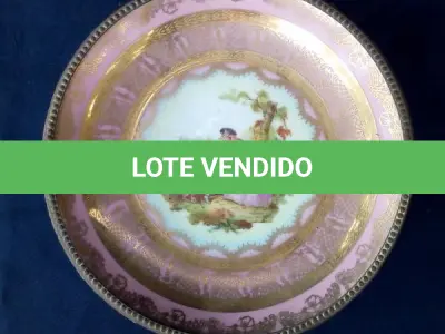 LOTE 208 - CENTRO DE MESA  DE PORCELANA BASE  EM METAL (NO ESTADO)