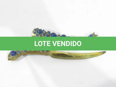 LOTE 220 - DOIS PUNHAIS EM BRONZE,18CM (FALTAM ALGUMAS PEDRAS) (NO ESTADO)