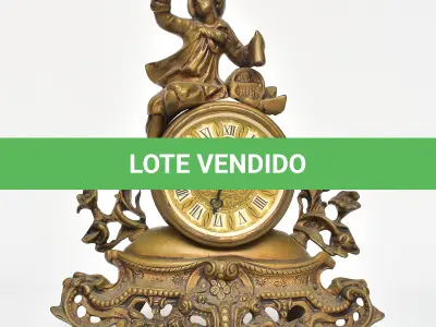 LOTE 185 - RARO  RELÓGIO DE MESA LUIS XV  APARENTEMENTE  BRONZE  MED.:  30 X 25 X 9 CM.(NO ESTADO)