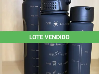 LOTE 043 - 01 KIT COM 3 GARRAFAS DE DIVERSOS TAMANHOS NA COR PRETA COM DOURADO(NO ESTADO)