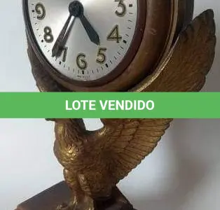 LOTE 181 - LINDO RELÓGIO AMERICANO,  SESSIONS ÁGUIA EM BRONZE,  BASE DE MADEIRA. ALTURA DE 26,5 CM. (NO ESTADO)