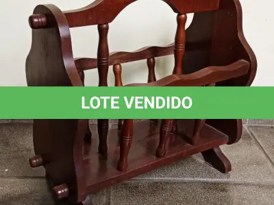 LOTE 224 - REVISTEIRO EM MADEIRA MACIÇA, 48X41X24CM (NO ESTADO)