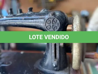 LOTE 322 - ANTIGA MÁQUINA BASE EM MADEIRA (NO ESTADO)