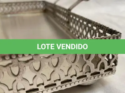 LOTE 338 - JOGO EM  METAL ESPESSURADO A PRATA COM 1 BANDEJA 1 QUEIJEIRA, 1 CATA MIGALHAS, 2 AÇUCAREIROS.(NO ESTADO)