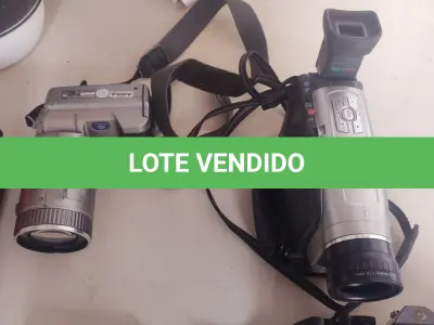 LOTE 418 - LOTE COM CÂMARAS E FILMADORA E UM TRIPÉS MÁQUINA DE BARBEAR ANTIGA  (NO ESTADO)