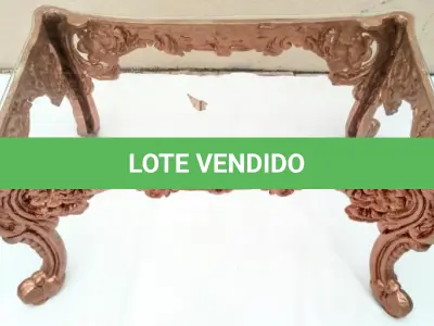 LOTE 193 - MESA DE CENTRO FRANCÊS, EM FERRO FUNDIDO BANHADO A COBRE, TAMPO DE VIDRO. 40X73X49 (NO ESTADO)