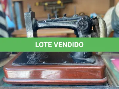 LOTE 322 - ANTIGA MÁQUINA BASE EM MADEIRA (NO ESTADO)