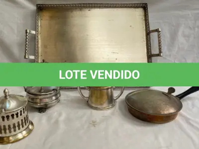 LOTE 338 - JOGO EM  METAL ESPESSURADO A PRATA COM 1 BANDEJA 1 QUEIJEIRA, 1 CATA MIGALHAS, 2 AÇUCAREIROS.(NO ESTADO)