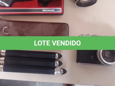 LOTE 418 - LOTE COM CÂMARAS E FILMADORA E UM TRIPÉS MÁQUINA DE BARBEAR ANTIGA  (NO ESTADO)