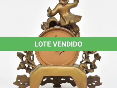 LOTE 185 - RARO  RELÓGIO DE MESA LUIS XV  APARENTEMENTE  BRONZE  MED.:  30 X 25 X 9 CM.(NO ESTADO)
