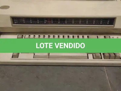 LOTE 570 - MÁQUINA DE ESCREVER ANTIGA SEM CABO DE FORÇA PRA TESTAR  (NO ESTADO)