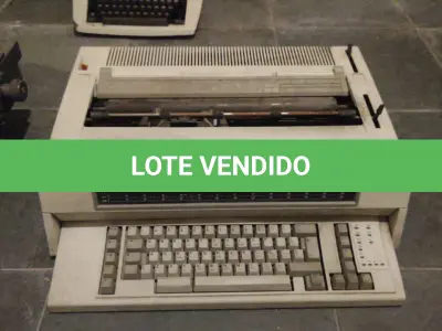 LOTE 570 - MÁQUINA DE ESCREVER ANTIGA SEM CABO DE FORÇA PRA TESTAR  (NO ESTADO)