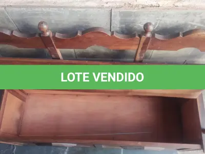 LOTE 438 - BANCO BAÚ ANTIGO PRECISA DE REPARO NA TAMPA (NO ESTADO)