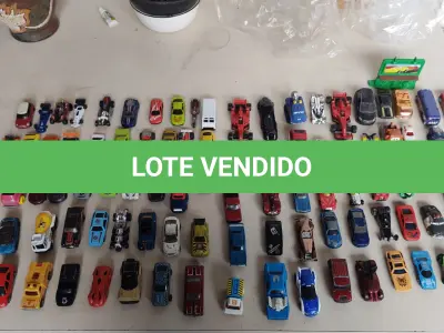 LOTE 447 - LOTE COM 100 CARRINHOS HOT WHEELS E OUTROS MODELOS (NO ESTADO)