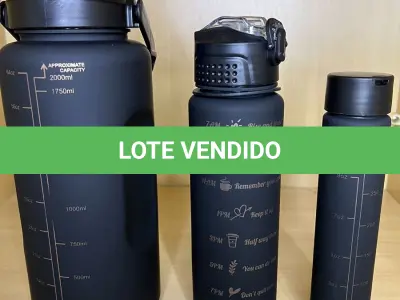 LOTE 066 - 01 KIT COM 3 GARRAFAS DE DIVERSOS TAMANHOS NA COR PRETA COM DOURADO (NO ESTADO)