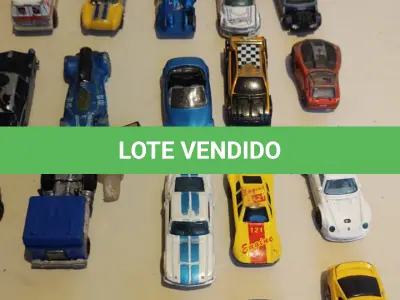 LOTE 451 - LOTE COM 100 CARRINHOS HOT WHEELS E OUTROS MODELOS (NO ESTADO)