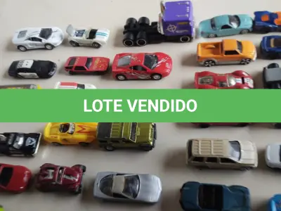 LOTE 453 - LOTE COM 100 CARRINHOS HOT WHEELS E OUTROS MODELOS (NO ESTADO)