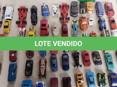 LOTE 447 - LOTE COM 100 CARRINHOS HOT WHEELS E OUTROS MODELOS (NO ESTADO)