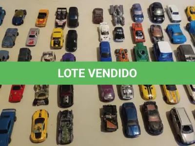 LOTE 451 - LOTE COM 100 CARRINHOS HOT WHEELS E OUTROS MODELOS (NO ESTADO)
