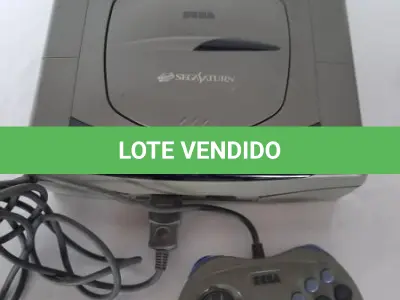 LOTE 498 - VIDEO GAME SEGA SATURN COM 1 CONTROLE  (NO ESTADO)